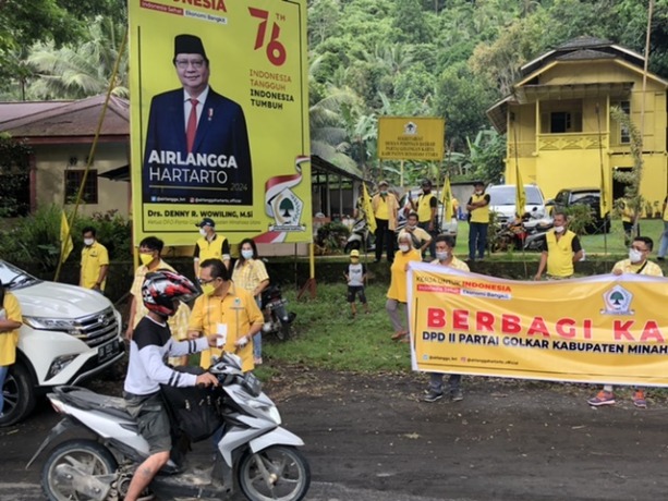 Ketua DPD II Golkar Minut Denny Wowiling memimpin kader Golkar Minut bagi-bagi masker.