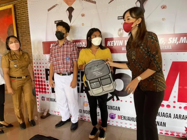 Ketua TP PKK sekaligus Bunda PAUD Minut Rizya Ganda Davega menyerahkan bantuan kepada puluhan anak di JG Center, Selasa (9/11).