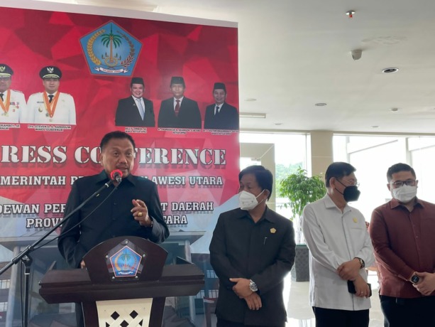 Gubernur Olly Dondokambey ketika menjawab pernyataan wartawan di kantor DPRD Sulut, Rabu (17/11).