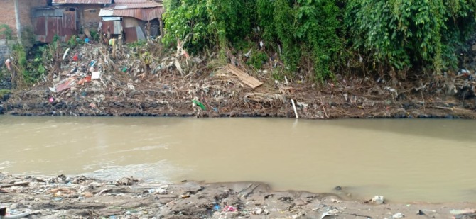 DIBEBASKAN: Tampak bantaran Sungai Tikala di Kelurahan Dendengan Dalam terlihat kumuh dengan sampah dan sedimen. Area ini direncanakan akan ditata kembali dan dibangun bangunan pengendali banjir.