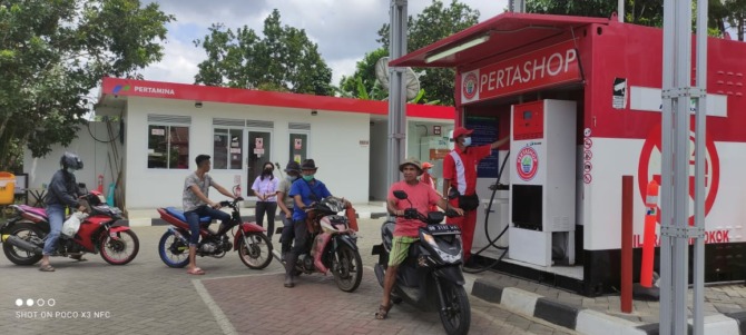 Antrean para pengendara saat mau mengisi BBM di Pertashop Dimembe milik Robby Mamahit.  Foto diambil 1 November 2021. (Ayurahmi/MP)