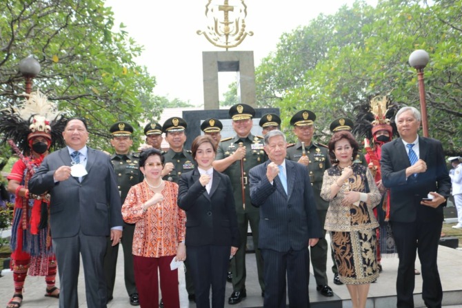 KENANG SEJARAH: (dari kiri) Perry Tangkilisan, Ansye Eman, Ketua Umum DPP KKK Angelica Tengker, Danrem 052/Wijayakrama Brigjen TNI Rano Tilaar, Ramo Sumolang, Sylvia Mogot, Sekjen DPP KKK Michael Lakat peringati Hari Pahlawan di Taman Makam Pahlawan (TMP)