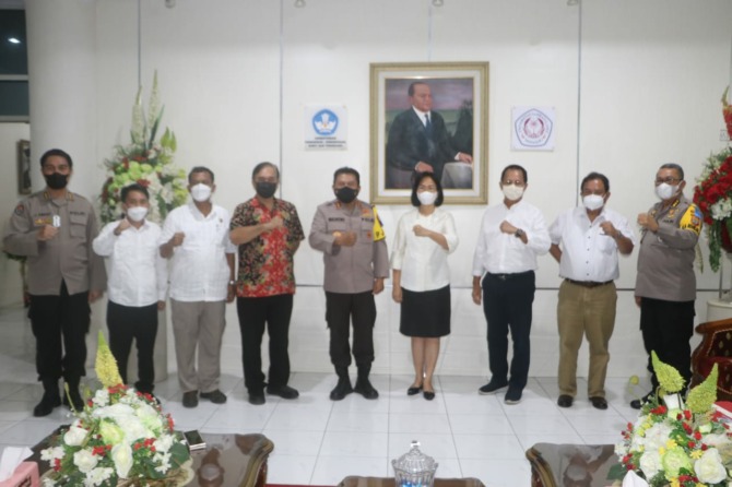 BERSINERGI: Rektor Unsrat Ellen Kumaat menerima kunjungan Kapolda Sulut Irjen Pol Mulyatno di Kantor Rektorat Unsrat, Selasa (23/11). Foto: istimewa