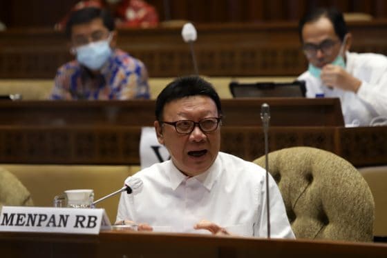 Menteri Pendayagunaan Aparatur Negara dan Reformasi Birokrasi (Menpan RB) Tjahjo Kumolo meminta Komisi Pemberantasan Korupsi (KPK) tak pandang bulu dalam mengusut dugaan praktik korupsi, termasuk menggencarkan operasi tangkap tangan (OTT). (Dery Ridwansah