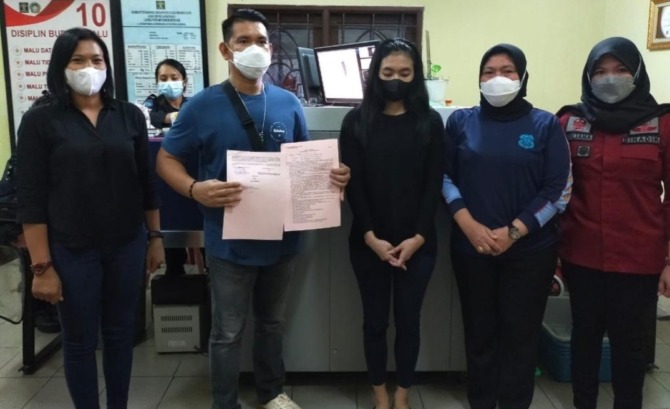 membawa terpidana ke Lembaga Pemasyarakatan (Lapas) Perempuan Kelas IIA Kerobokan Denpasar, untuk dilaksanakan eksekusi pidana penjara.
