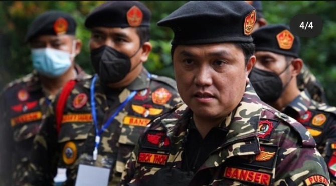 Panglima tertinggi Barisan Ansor Serbaguna Nahdlatul Ulama (Banser NU) Yaqut Cholil Qoumas gembira dengan masuknya Menteri BUMN Erick Thohir sebagai anggota kehormatan Banser. (Ig Erick Thohir)