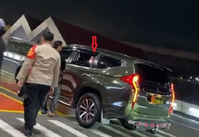 Wanita yang mengaku anak Jenderal naik kendaraan dinas TNI di Bandara.