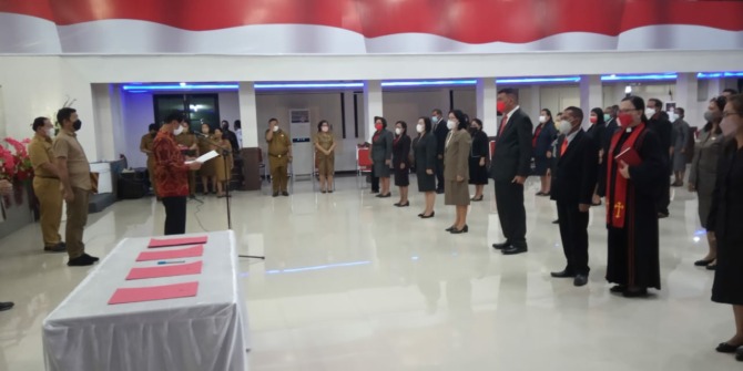 Wakil Wali Kota Bitung Hengky Honandar mengambil sumpah dan janji peserta rolling kepsek.(Franky Sumaraw)