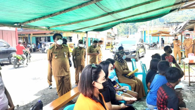 Bupati JEG saat meninjau pelaksanaan vaksin di Kecamatan Tabukan Utara (Istimewa)