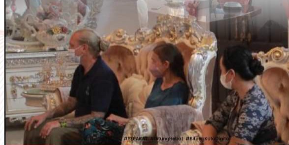 Dua turis asal Jerman tatap muka dengan Wali Kota Bitung.(Istimewa)