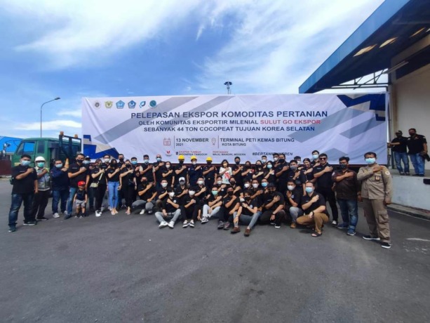 Komunitas Milenial Sulut Go Ekspor bersama Karantina Pertanian Manado, Bea Cukai Bitung dan Dinas Pertanian Bitung usai kegiatan pelepasan komoditi di Terminal Petikemas Bitung, Sabtu (13/11). (Istimewa)