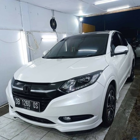 Proses pengecatan mobil di RJT Garage.