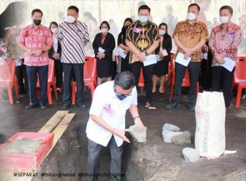 Wali Kota Bitung Maurits Mantiri meletakan batu pertama pembangunan gereja.(Istimewa)