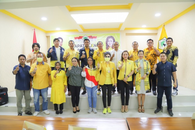 BERSATU: Pertemuan pimpinan DPD I Golkar Sulut yang dipimpin Christiany Eugenia Paruntu bersama ketua DPD II Golkar se-Sulut.