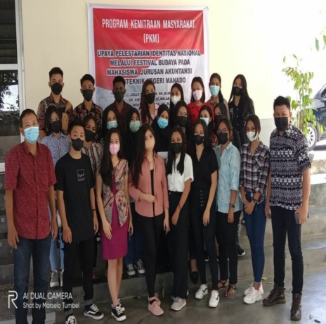 Mahasiswa dan dosen Polimdo dalam kegiatan PKM.