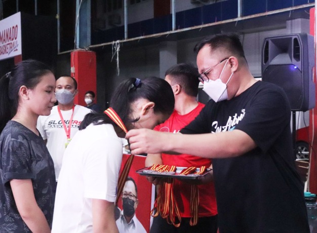 Wakil Walikota Manado dr Richard Sualang saat mengalungkan medali kepada juara Putri Manado Movers.