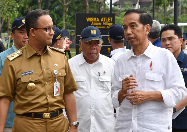 Presiden Joko Widodo (kanan) dan Gubernur DKI Anies Baswedan