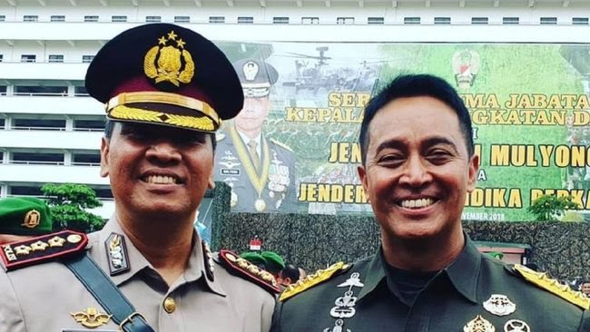 Kabid Propam Polda Metro Jaya Kombes Pol Bhirawa Braja Paksa (kiri) bersama sang Kakak Panglima TNI Jenderal Andika Perkasa. (dokumen pribadi)