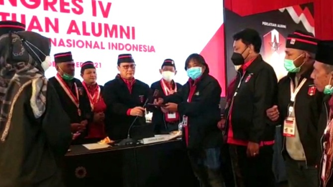 KEPERCAYAAN: Ketua PA GMNI Sulut James Sumendap menerima palu sidang dari Ketua DPP PA GMNI Ahmad Basarah.