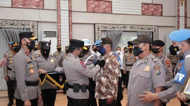 Kapolda Sumut Irjen Pol Panca Putra, melucuti pakaian dinas Polri yang dikenakan Bripka Rahmat Hidayat Lubis ke kemeja batik, Rabu (22/12/2021) sore.