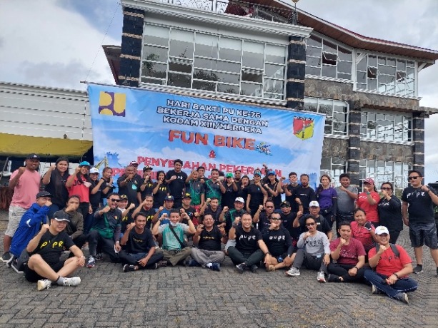 Kebersamaan Staf dan Pegawai Kementerian PUPR saat mengikuti kegiatan penyerahan pekerjaan pemeliharaan Danau Tondano oleh Kodam XIII/Merdeka dirangkaikan funbike dalam perayaan Hari Bakti PUPR di Tondano, (4/12).