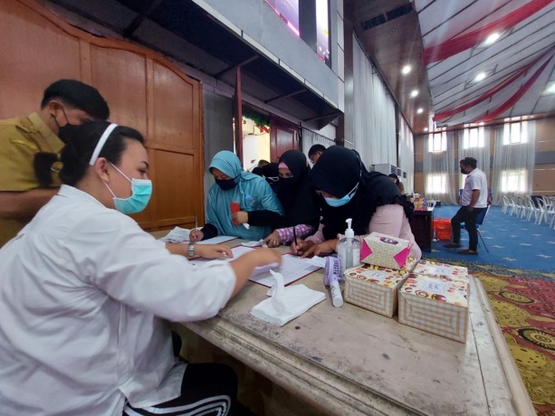 Tampak masyarakat yang bermukim di bantaran Sungai Tondano saat melakukan registrasi dalam mengikuti kegiatan konsultasi publik di Aula Kantor Wali Kota Manado, kemarin (13/12).