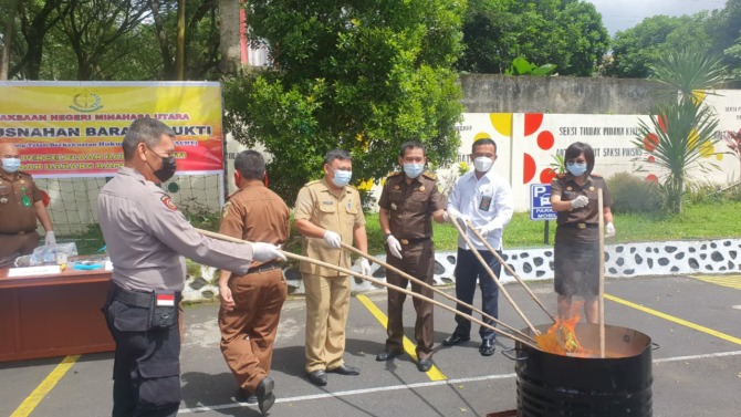 Kejari Minut Fanny Widyastuti didampingi para kasi dan perwakilan stakeholder terkait melakukan pemusnahan babuk kasus yang sudah inkracht, Senin (13/12) pagi.