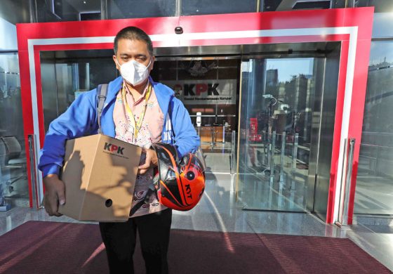 salah satu eks pegawai KPK saat meninggalkan gedung KPK dengan membawa barang-barang semasa masih bekerja sebagai pegawai KPK (FEDRIK TARIGAN/ JAWA POS)