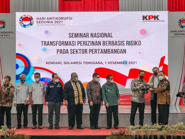 PRESTASI: Gubernur Sulut Olly Dondokambey melalui Wagub Steven Kandouw saat menerima penghargaan dari KPK RI.