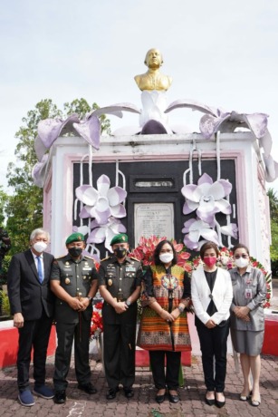 KENANG JASA PAHLAWAN: (dari kiri) Sekjen DPP KKK Michael Lakat, Danrem 131/Santiago Brigjen TNI Meyer Putong,  Pangdam XIII/Merdeka Mayjend TNI Wanti WF Mamahit bersama Ketua Persit KCK PD XIII/Merdeka Yulianti Mamahit, Ketua Umum DPP KKK Angelica Tengker