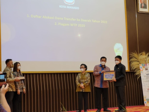 Wakil Gubernur Sulut Steven Kandouw didampingi Kakanwil DJPb Sulut Ratih Hapsari Kusumawardani menyerahkan DIPA  kepada Wali Kota Manado Andrei Angouw