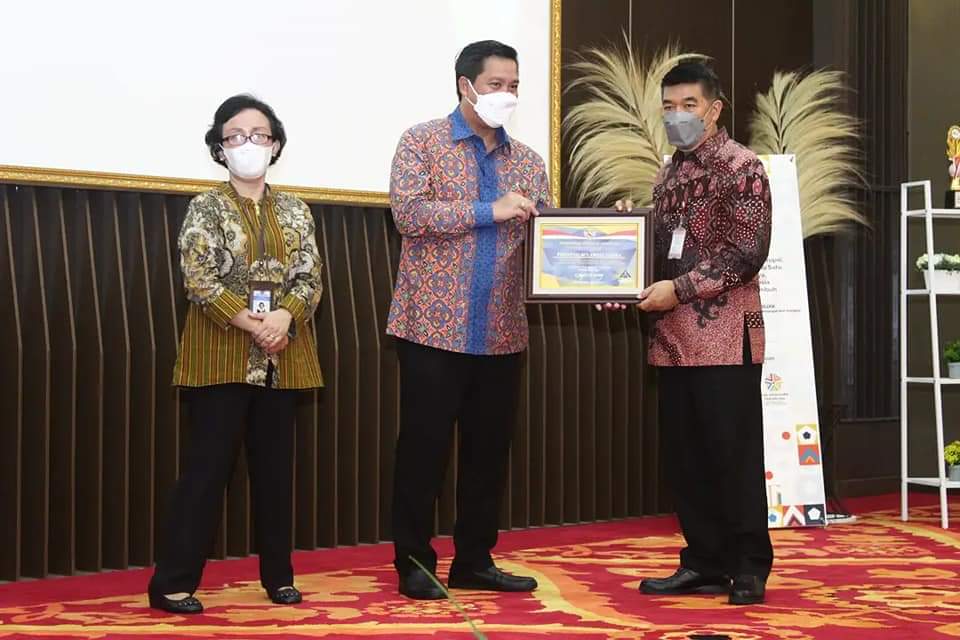 Wakil Gubernur Sulut Steven Kandouw didampingi Kepala Kanwil DJPb Sulut Ratih Hapsari Kusumawardani saat menyerahkan DIPA, daftar alokasi TKDD tahun anggaran 2022. Diterima langsung Sekprov Gemmy Kawatu.  Foto lain,  Wagub menyerahkan penghargaan untuk be