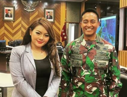 Anggota DPR RI Hillary Brigitta Lasut saat bersama Panglima TNI Andika Perkasa. (Foto IG Hillary Lasut)