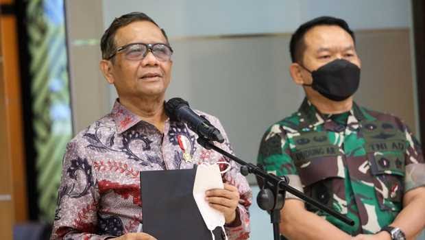 Menko Polhukam, Mahfud MD saat memberikan pernyataan usai bertemu Kasad, Jenderal Dudung Abdurachman di Kemenko Polhukam membahas penanganan Papua, Selasa, 7 Desember 2021.