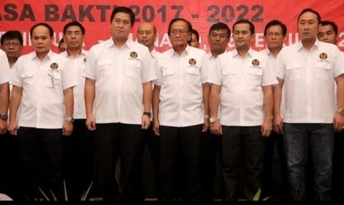 KOMPAK: Ketua Pelti Sulut Steven Kandouw (kedua dari kiri) bersama jajaran pengurus Pelti Sulut 2017-2022.