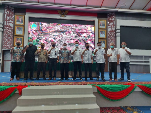SINERGITAS: Kepala Balai Wilayah Sungai (BWS) Sulawesi I, I Komang Sudana (tengah) bersama Asisten II Pemkot Manado Recky Philips Sondakh dan Panitia Persiapan Penlok di sela-sela kegiatan Konsultasi Publik bersama masyarakat di bantaran Sungai Sario Kelu
