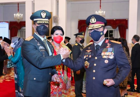 SALAM KOMANDO: Panglima TNI Jendral Andika Perkasa (kiri) dan Kapolri Jendral Listyo Sigit Prabowo. (Mabes Polri for JawaPos.com)
