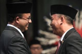 Ketua DPRD DKI Prasetio Edi Marsudi (kanan) dan Gubernur DKI Anies Baswedan (Foto: CNN Indonesia/Safir Makki)