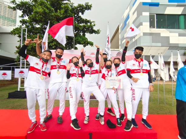 BANGGA: Sulut kembali membawa pulang predikat Juara Umum pada pertandingan Kejurnas Gateball 2021. Tampak Tim Campuran Gateball Sulut tampil sebagai pemenang.