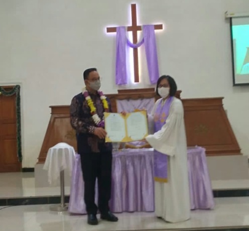 Gubernur Provinsi DKI Jakarta Anies Rasyid Baswedan (kiri) menyerahkan IMB pembangunan gedung Gereja Protestan di Indonesia Bagian Barat (GPIB) Pelita Jakarta Timur, Selasa (21/12/2021). 