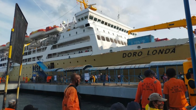 KM Doro Londa saat sandar di Pelabuhan Samudera Bitung, Kamis (23/12).(Franky Sumaraw)
