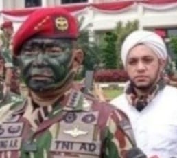 Pria bersorban yang mendampingi KSAD Jenderal TNI Dudung Abdurachman (depan) saat datang ke Markas Kopassus menjadi sorotan publik. Sosok tersebut merupakan Habib Husein Ba