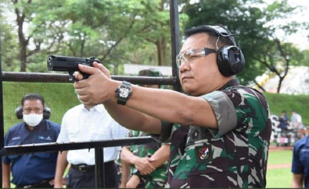 KSAD Jenderal TNI Dudung Abdurachman saat mencoba senjata buatan PT Pindad. (foto: Istimewa)