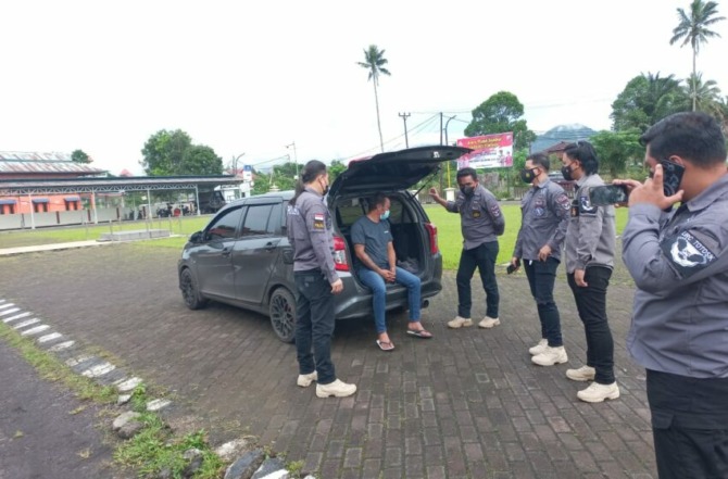 DIAMANKAN: Terduga pelaku penganiayaan saat digelandang Tim URC Totosik. Dok istimewa