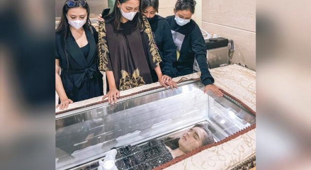 Jenazah selebgram Edelenyi Laura Anna saat disemayamkan di rumah duka Grand Heaven, Pluit, Jakarta Utara, Rabu (15/12/2021).