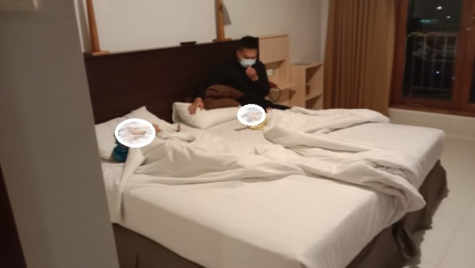 Anggota TNI AD bernama Kopda H Napitupulu dan istrinya SE Sitanggang (30) lompat bunuh diri dari lantai 6 hotel di Cisarua Puncak Bogor dengan meninggalkan dua anak kecil di kamar.