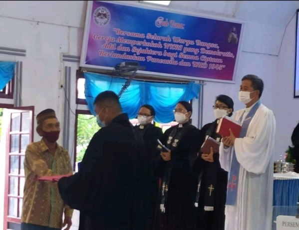Robo Lahma saat menyerahkan surat hibah tanahnya untuk gereja.