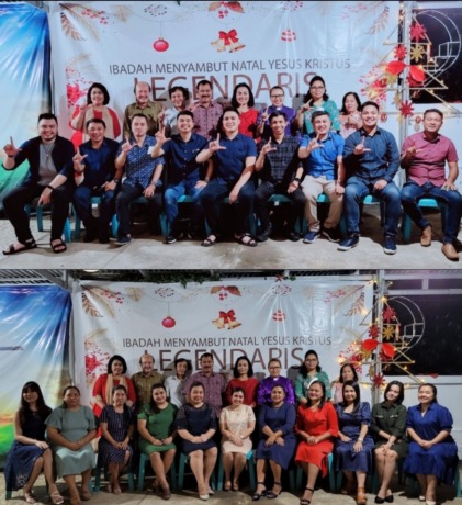 Foto bersama para pendeta, tuan rumah dan tamu undangan dengan anggota Rukun Legendaris usai ibadah menyambut Natal Yesus Kristus Tahun 2021, Selasa (21/12).