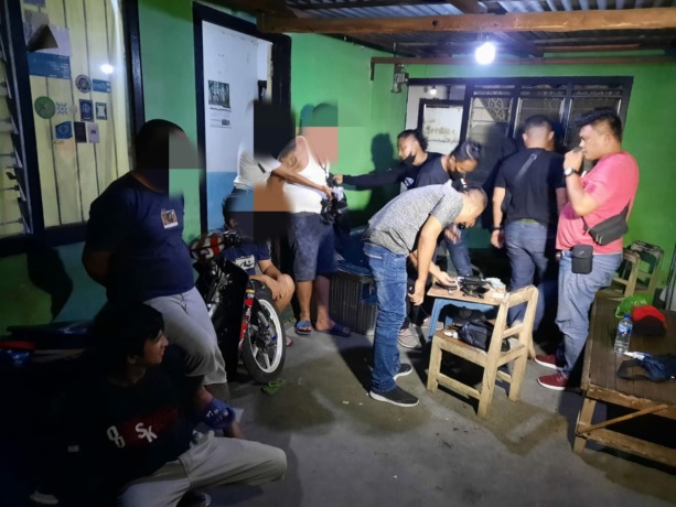 Tim Tarsius Presisi Polres Bitung mengamankan lokasi perjudian di Kelurahan Madidir Weru, Kecamatan Madidir, Bitung.(Istimewa)