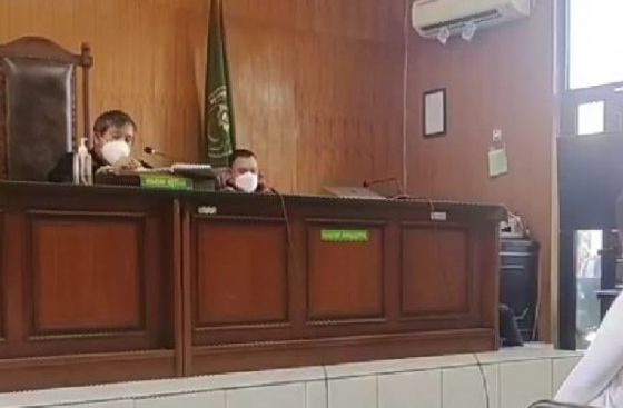 Sidang KDRT seorang istri terhadap suaminya di PN Karawang. (Ali Khumaini/Antara)